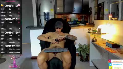 Snapshot of dominic_joness chatting on 11-02-25, 08:33 SANTI independent model online show from 11-02-25, 08:33