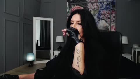 Snapshot of dommelisa chatting on 12-13-24, 12:31 Dom Melisa online show from 12-13-24, 12:31