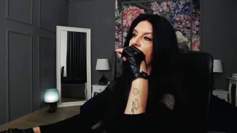 Snapshot of dommelisa chatting on 01-27-25, 09:33 Dom Melisa online show from 01-27-25, 09:33