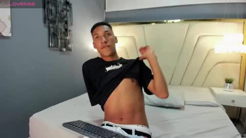 Domminick18 online show from 10-01-25, 08:48