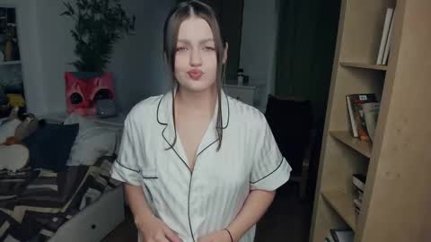 Snapshot of doramoonlurk chatting on 11-24-25, 08:14 Joey online show from 11-24-25, 08:14