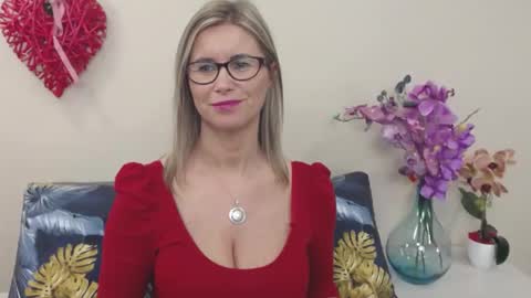 Snapshot of doreenkiss chatting on 01-02-25, 10:26 DoreenSexy online show from 01-02-25, 10:26