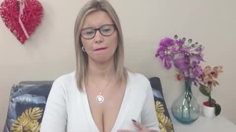 Snapshot of doreenkiss chatting on 01-20-25, 07:15 DoreenSexy online show from 01-20-25, 07:15