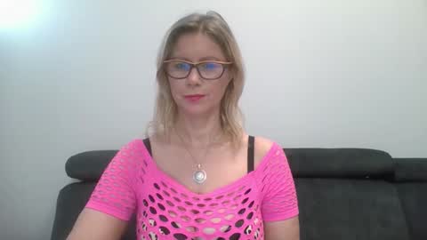 Snapshot of doreenkiss chatting on 10-30-25, 07:32 DoreenSexy online show from 10-30-25, 07:32