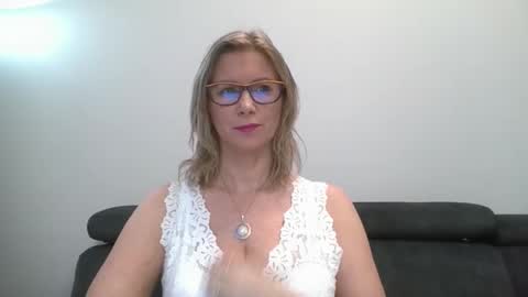 Snapshot of doreenkiss chatting on 11-21-25, 10:03 DoreenSexy online show from 11-21-25, 10:03