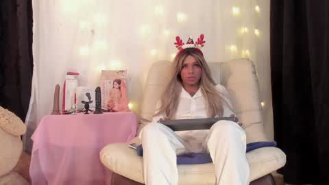 Snapshot of dorian_lev chatting on 12-22-24, 03:00 Nicolle online show from 12-22-24, 03:00