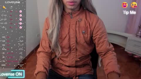 Snapshot of dorian_lev chatting on 02-15-25, 12:11 Nicolle online show from 02-15-25, 12:11