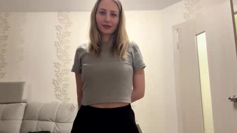 Snapshot of dorielathern chatting on 11-30-25, 01:48 Dori online show from 11-30-25, 01:48