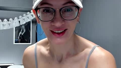 Snapshot of dorothy_meyer chatting on 10-29-25, 02:36 Dorothy Next stream on Monday at 3am-9am online show from 10-29-25, 02:36