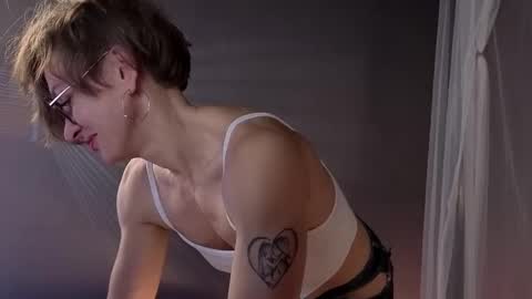 Snapshot of dorothy_meyer chatting on 11-14-25, 02:32 Dorothy Next stream on Monday at 3am-9am online show from 11-14-25, 02:32