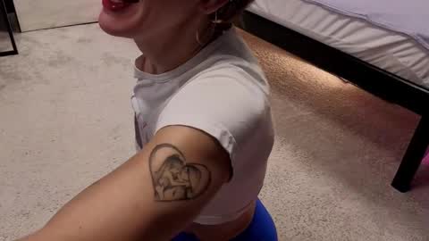 Snapshot of dorothy_meyer chatting on 11-19-25, 05:18 Dorothy Next stream on Monday at 3am-9am online show from 11-19-25, 05:18