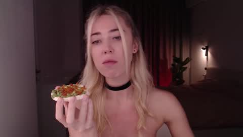 Snapshot of dreamcutiel123 chatting on 12-24-24, 08:11 Liza online show from 12-24-24, 08:11