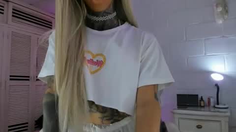 Snapshot of drippyorlove chatting on 11-19-25, 01:44 drippyorlove online show from 11-19-25, 01:44