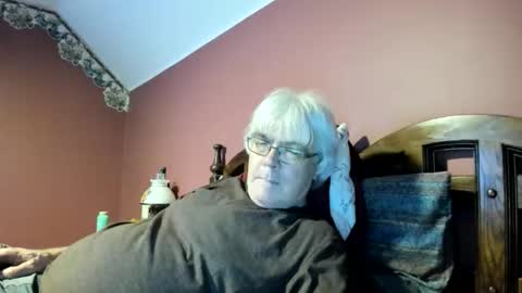 Snapshot of dug38 chatting on 06-08-26, 02:01 Doug online show from 06-08-26, 02:01