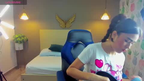 Snapshot of dulce_victoriaa_ chatting on 02-12-25, 11:51 V I C T O R I A online show from 02-12-25, 11:51