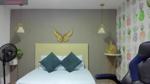 Snapshot of dulce_victoriaa_ chatting on 02-15-25, 12:01 V I C T O R I A online show from 02-15-25, 12:01