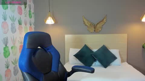 Snapshot of dulce_victoriaa_ chatting on 02-17-25, 03:20 V I C T O R I A online show from 02-17-25, 03:20