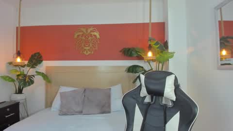 Snapshot of dulce_victoriaa_ chatting on 02-25-25, 04:10 V I C T O R I A online show from 02-25-25, 04:10