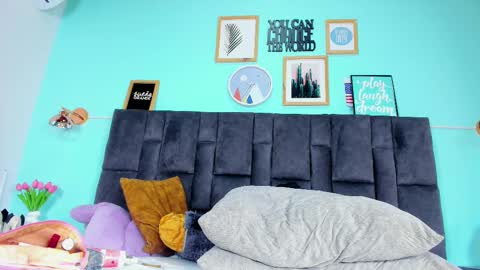 DULCE AURORA online show from 02-17-25, 08:19