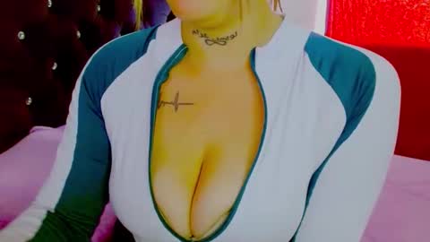 Snapshot of dulcetentacion__ chatting on 10-29-25, 07:48 Juliana and online show from 10-29-25, 07:48