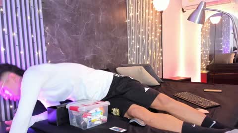 Snapshot of duriel_ chatting on 01-02-25, 12:24 Duriel online show from 01-02-25, 12:24