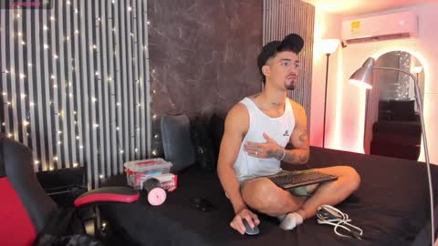 Snapshot of duriel_ chatting on 01-04-25, 12:27 Duriel online show from 01-04-25, 12:27