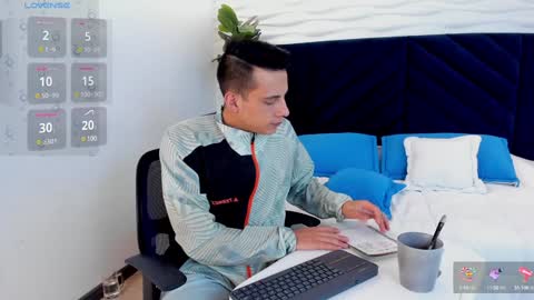 Snapshot of dustin_sonne chatting on 01-26-25, 09:40 Dustin Sonne online show from 01-26-25, 09:40