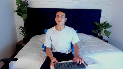 Snapshot of dustin_sonne chatting on 01-28-25, 09:30 Dustin Sonne online show from 01-28-25, 09:30