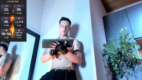 Snapshot of dustin_sonne chatting on 10-10-25, 05:06 Dustin Sonne online show from 10-10-25, 05:06