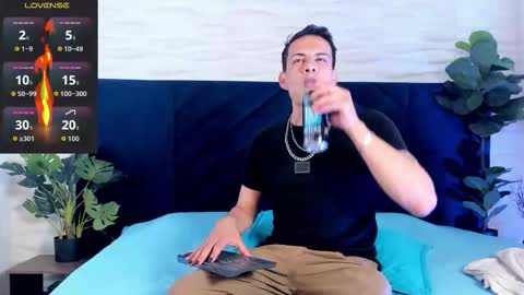 Snapshot of dustin_sonne chatting on 10-21-25, 03:51 Dustin Sonne online show from 10-21-25, 03:51