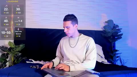 Snapshot of dustin_sonne chatting on 11-18-25, 04:06 Dustin Sonne online show from 11-18-25, 04:06