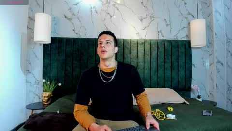 Snapshot of dustin_sonne chatting on 11-23-25, 03:39 Dustin Sonne online show from 11-23-25, 03:39