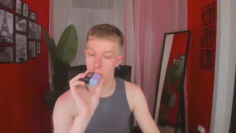 Snapshot of dylan_norton chatting on 06-15-26, 09:33 Dylan online show from 06-15-26, 09:33