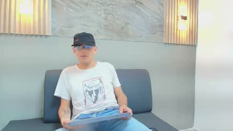 DYLAN online show from 10-20-25, 07:47