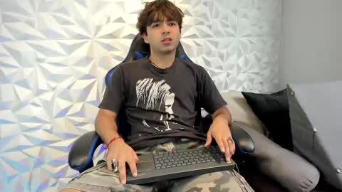 Snapshot of dylan_walton chatting on 10-04-25, 01:42 Dylan online show from 10-04-25, 01:42