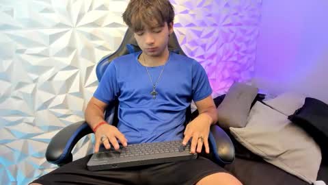 Snapshot of dylan_walton chatting on 10-10-25, 02:05 Dylan online show from 10-10-25, 02:05