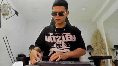 Snapshot of dylanroyce_ chatting on 06-10-26, 01:21 dylanroyce_ online show from 06-10-26, 01:21