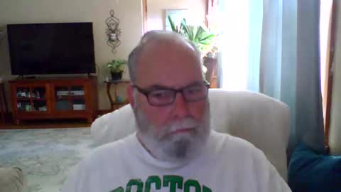 Snapshot of earl52 chatting on 06-09-26, 10:21 earl52 online show from 06-09-26, 10:21