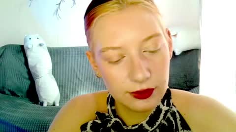 Lily online show from 04-17-26, 07:33