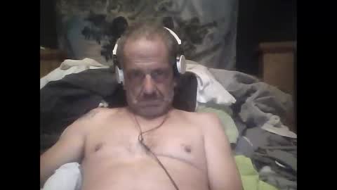 Snapshot of easye4015 chatting on 10-17-25, 10:51 Easye online show from 10-17-25, 10:51