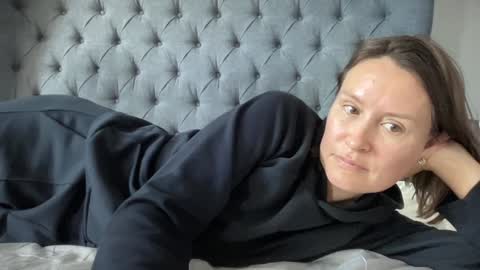 Nadia Ferreira  online show from 09-30-25, 09:25