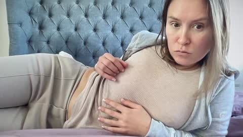 Nadia Ferreira  online show from 12-03-25, 10:24