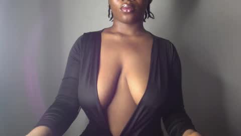 Snapshot of ebony_pussy98 chatting on 02-13-25, 02:01 delilah online show from 02-13-25, 02:01