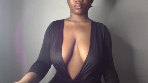 Snapshot of ebony_pussy98 chatting on 02-23-25, 05:01 delilah online show from 02-23-25, 05:01