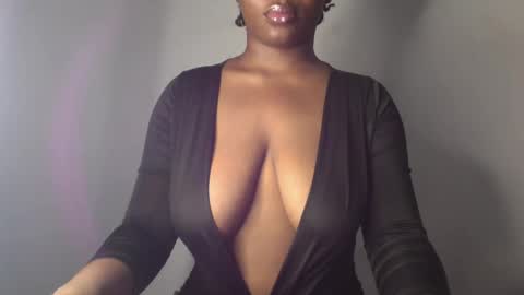 Snapshot of ebony_pussy98 chatting on 02-25-25, 02:33 delilah online show from 02-25-25, 02:33
