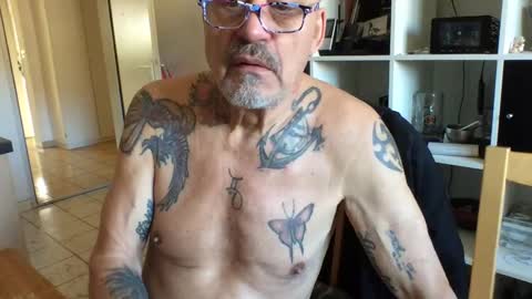 Snapshot of eddelmar chatting on 01-26-25, 12:11 eddelmar online show from 01-26-25, 12:11