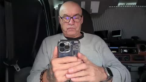 Snapshot of eddelmar chatting on 12-19-25, 02:02 eddelmar online show from 12-19-25, 02:02