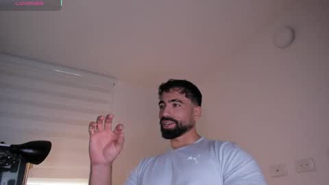 Snapshot of edrick_walton chatting on 10-30-25, 02:40 edrick online show from 10-30-25, 02:40