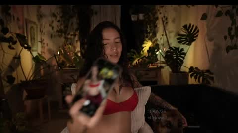 Snapshot of effylowell_ chatting on 05-19-26, 01:11 Effy online show from 05-19-26, 01:11