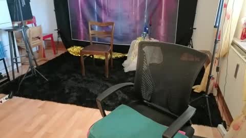 Snapshot of einfach_dani chatting on 12-16-25, 10:20 einfach_dani online show from 12-16-25, 10:20